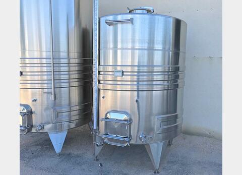 cuve INOX ferm&eacute;e sur pieds de 5300 litres MATERIEL NEUF