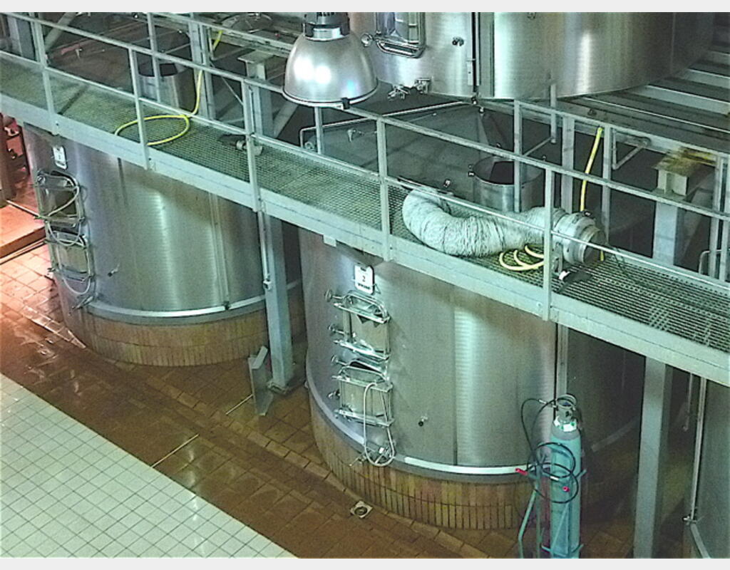 Cuve de stockage INOX - Fond plat incliné sur massif béton