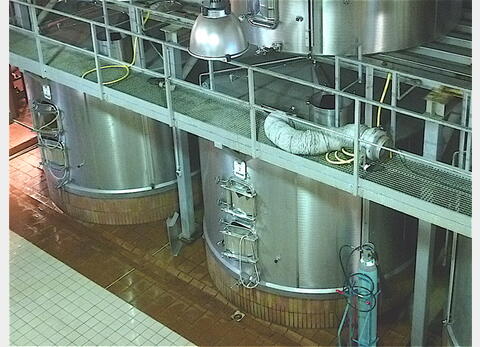Cuve de stockage INOX - Fond plat incliné sur massif béton
