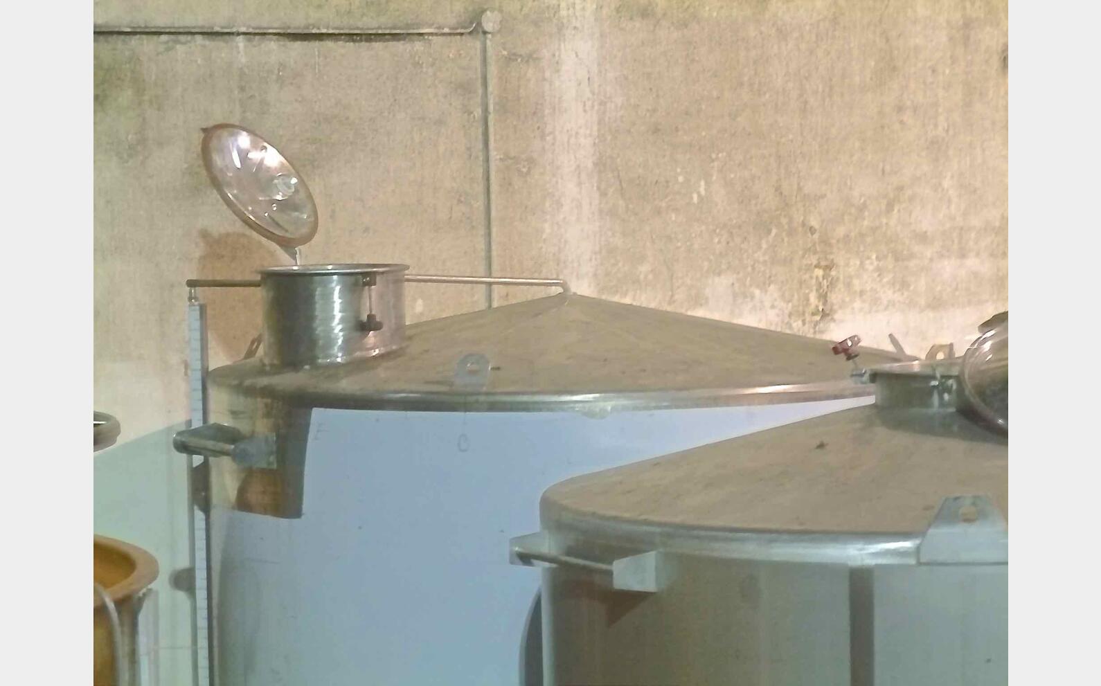Cuve inox ferm&eacute;e sur pieds