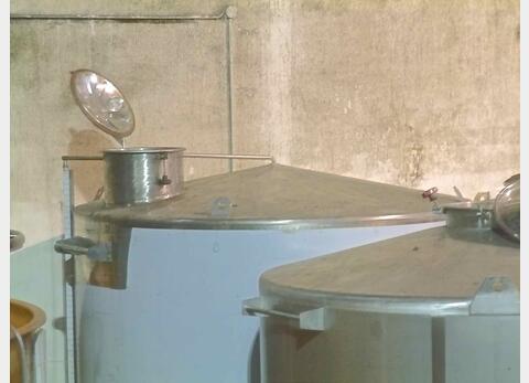 Cuve inox ferm&eacute;e sur pieds