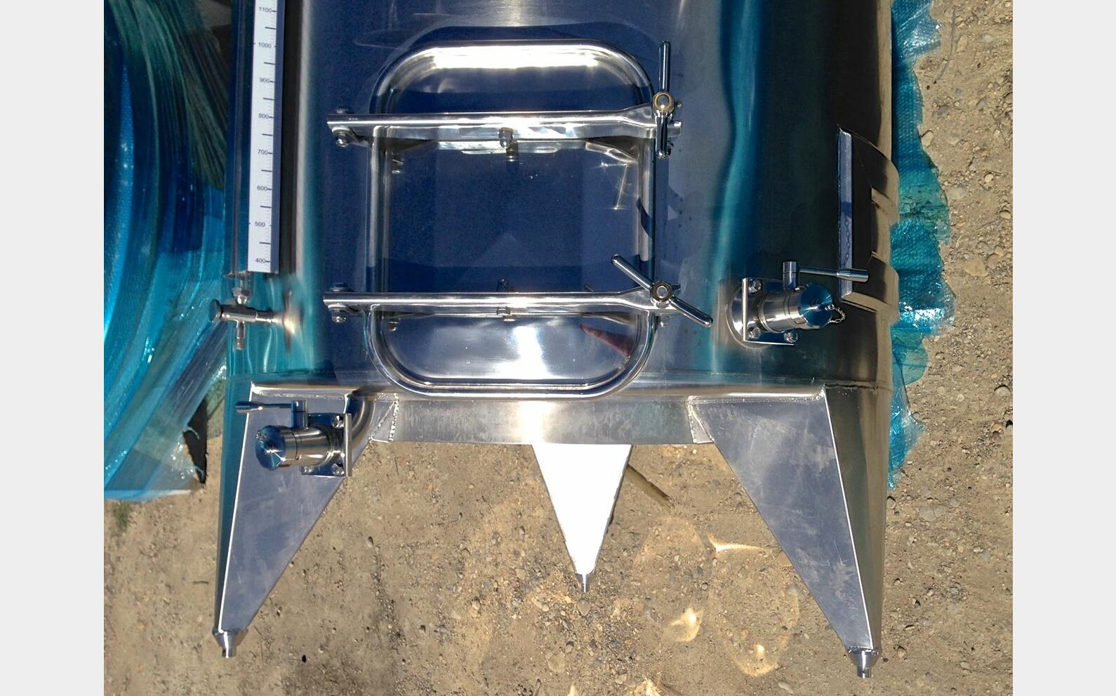 cuve INOX ferm&eacute;e sur pieds de 4200 litres MATERIEL NEUF