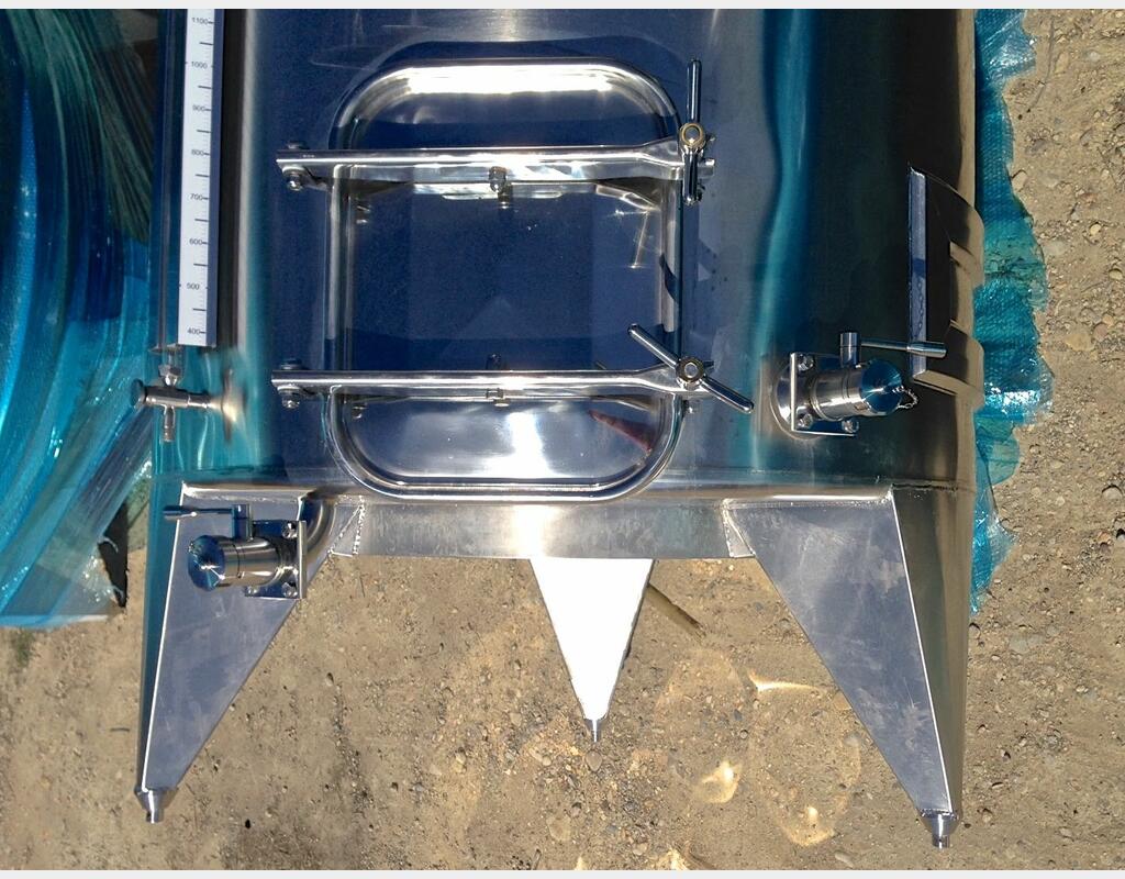 Cuve fermée sur pieds en INOX - Volume : 4200 litres