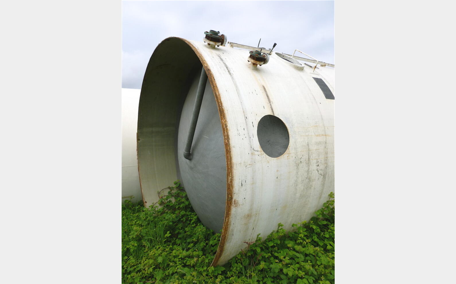 cuve stockage polyester Volume : 300 hecto (30000 litres)