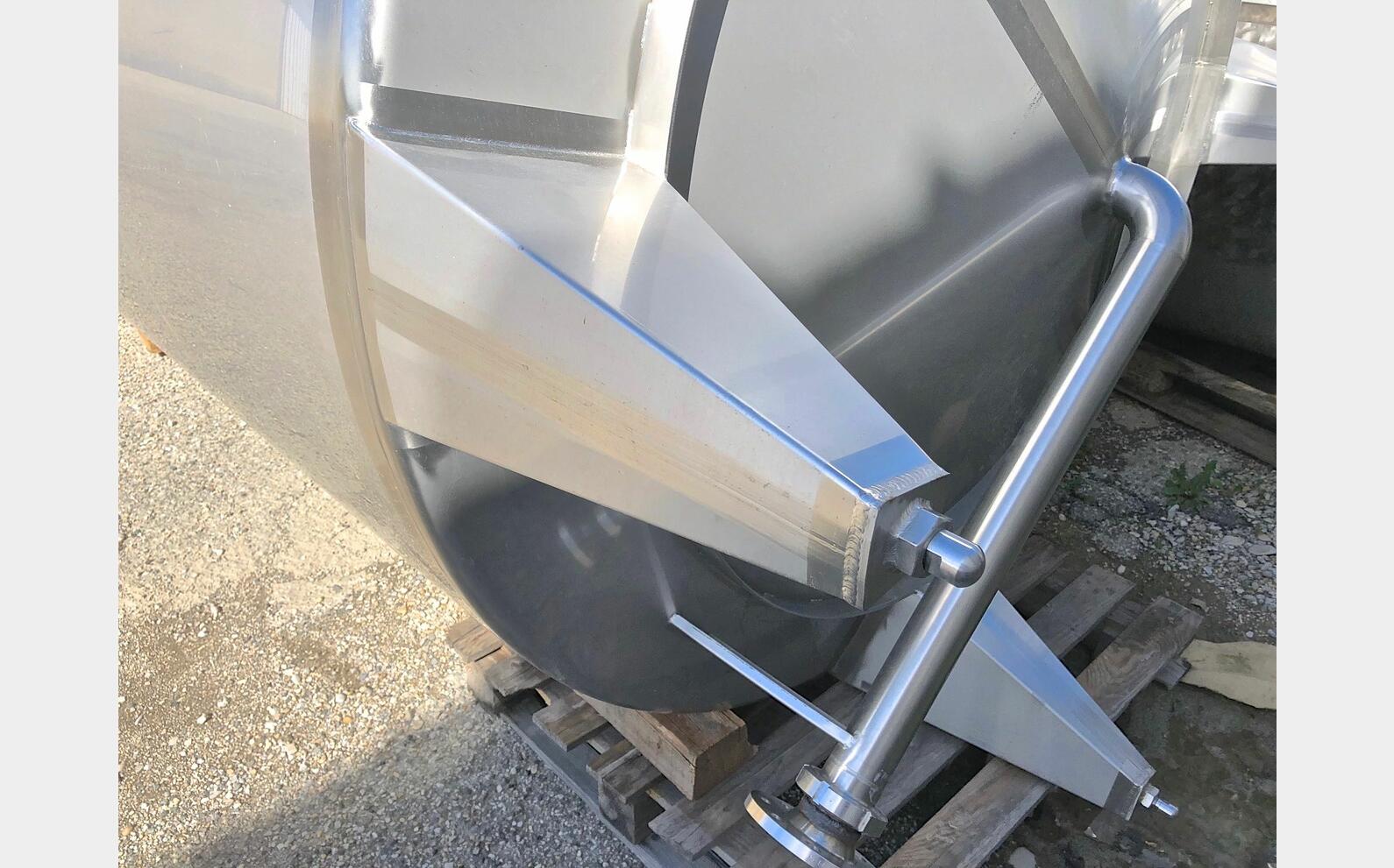 Cuve inox ferm&eacute;e sur pieds