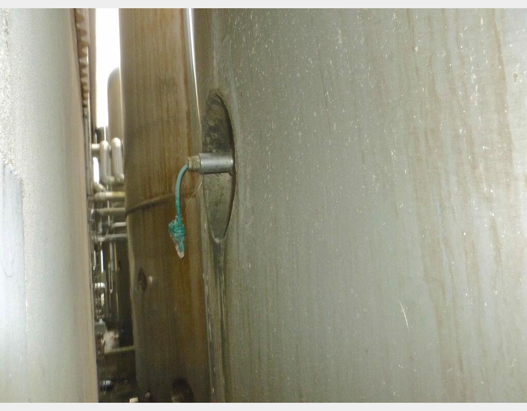 Cuve inox cylindrique verticale agitée - isolée sur jupe capacité 1000 hls