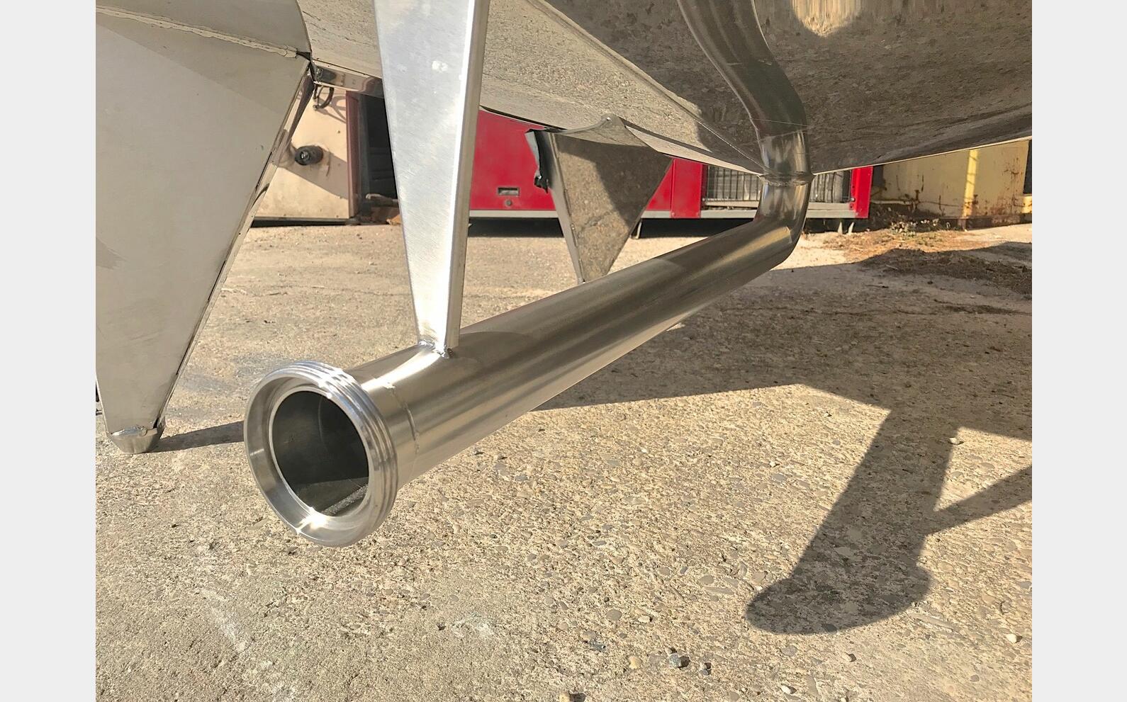cuve INOX 316 ferm&eacute;e sur pieds MATERIEL NEUF