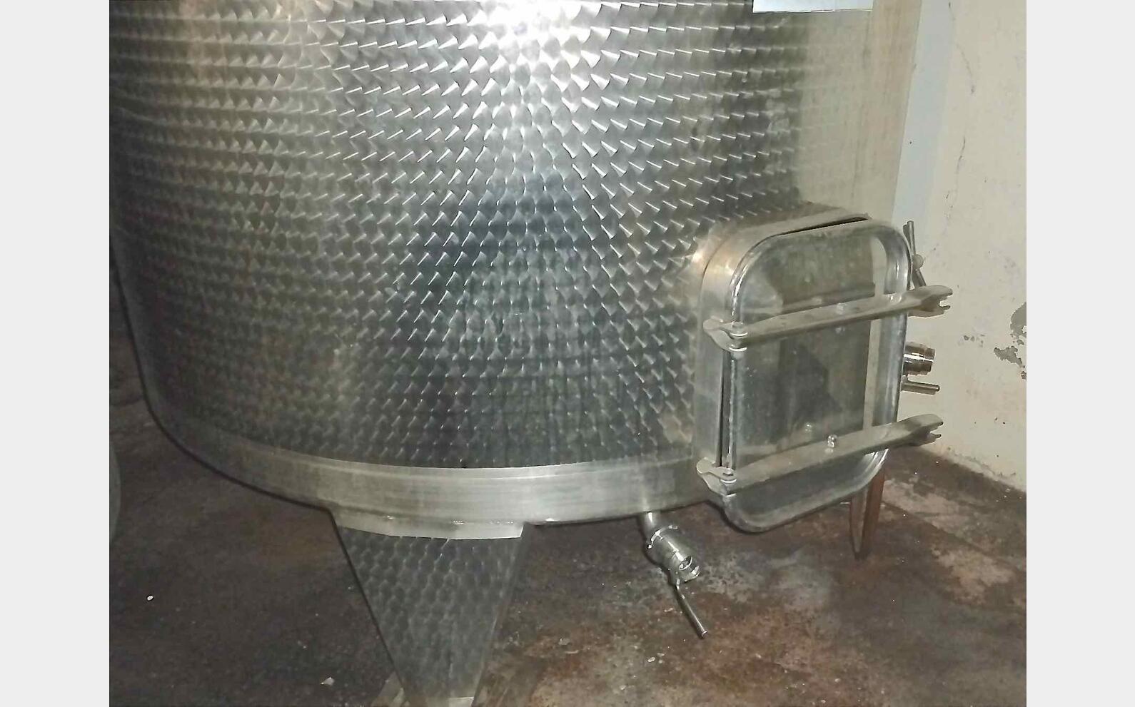 Cuve inox ferm&eacute;e sur pieds