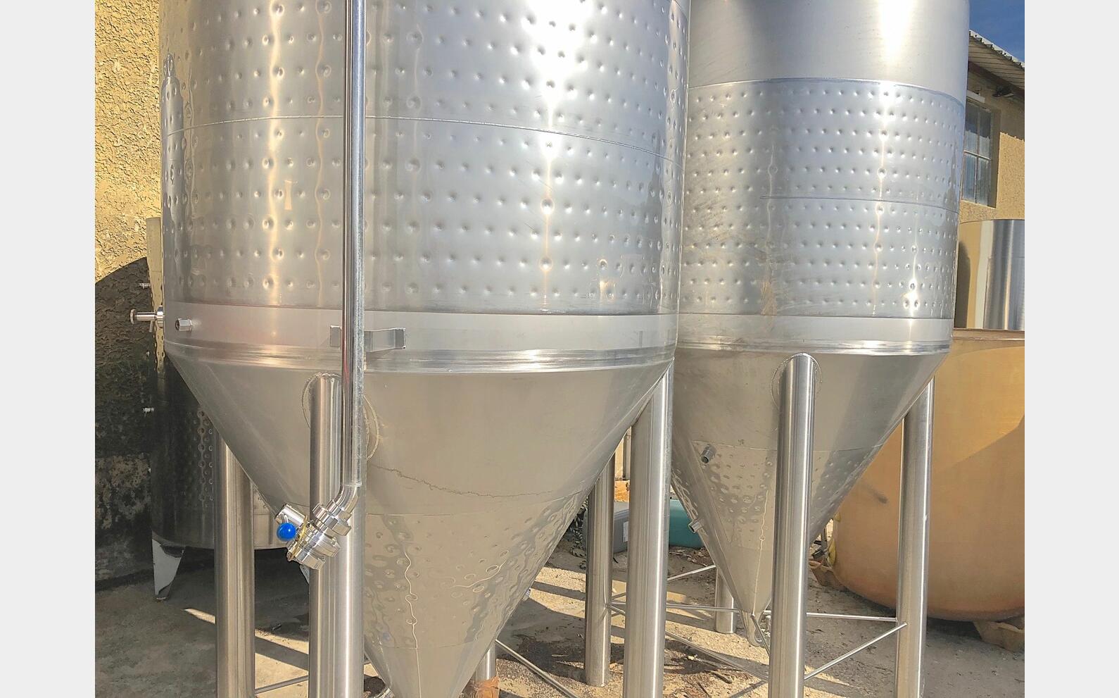 Cuve ferm&eacute;e sur pieds cylindro conique MATERIEL NEUF