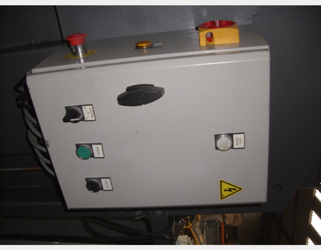 Presse à balles avec cerclage  (PU228) - Chargement frontale