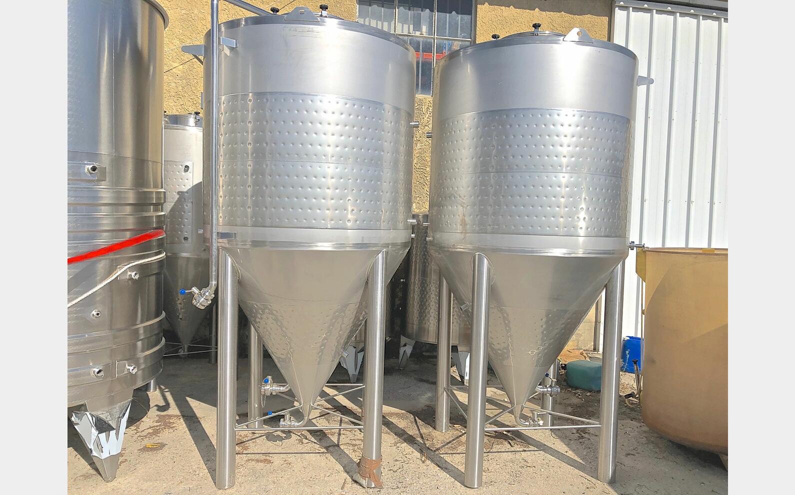 Cuve ferm&eacute;e sur pieds cylindro conique MATERIEL NEUF