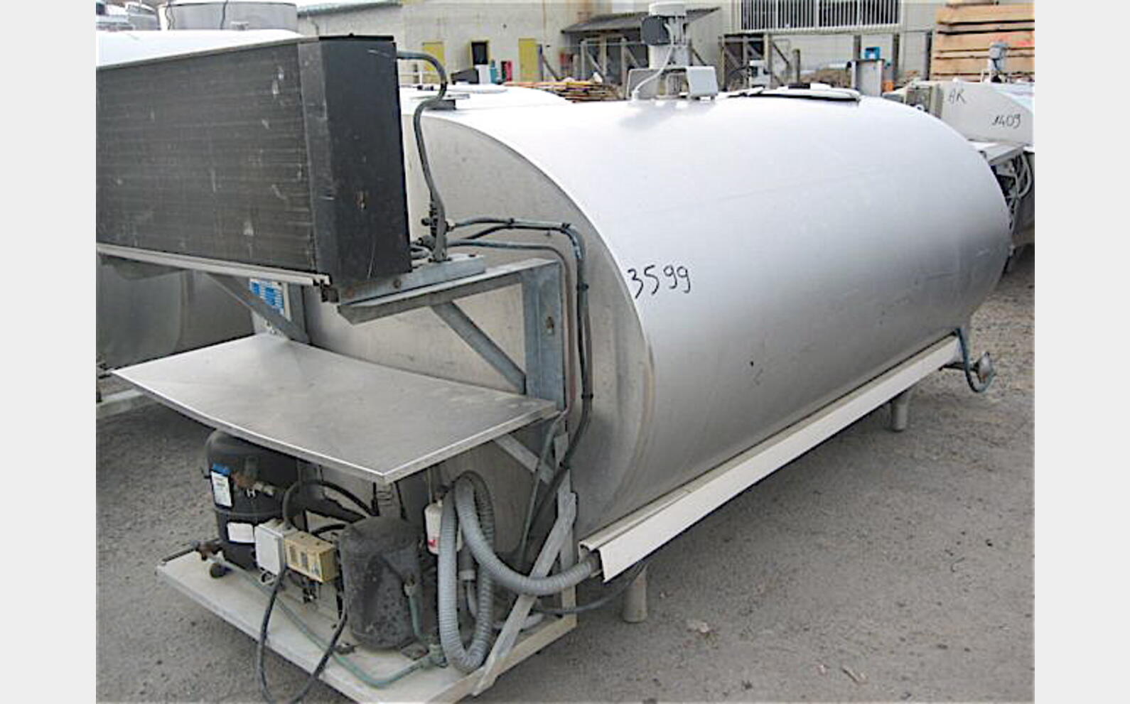 Tank &agrave; lait 2500 litres Groupe de froid et agitation .