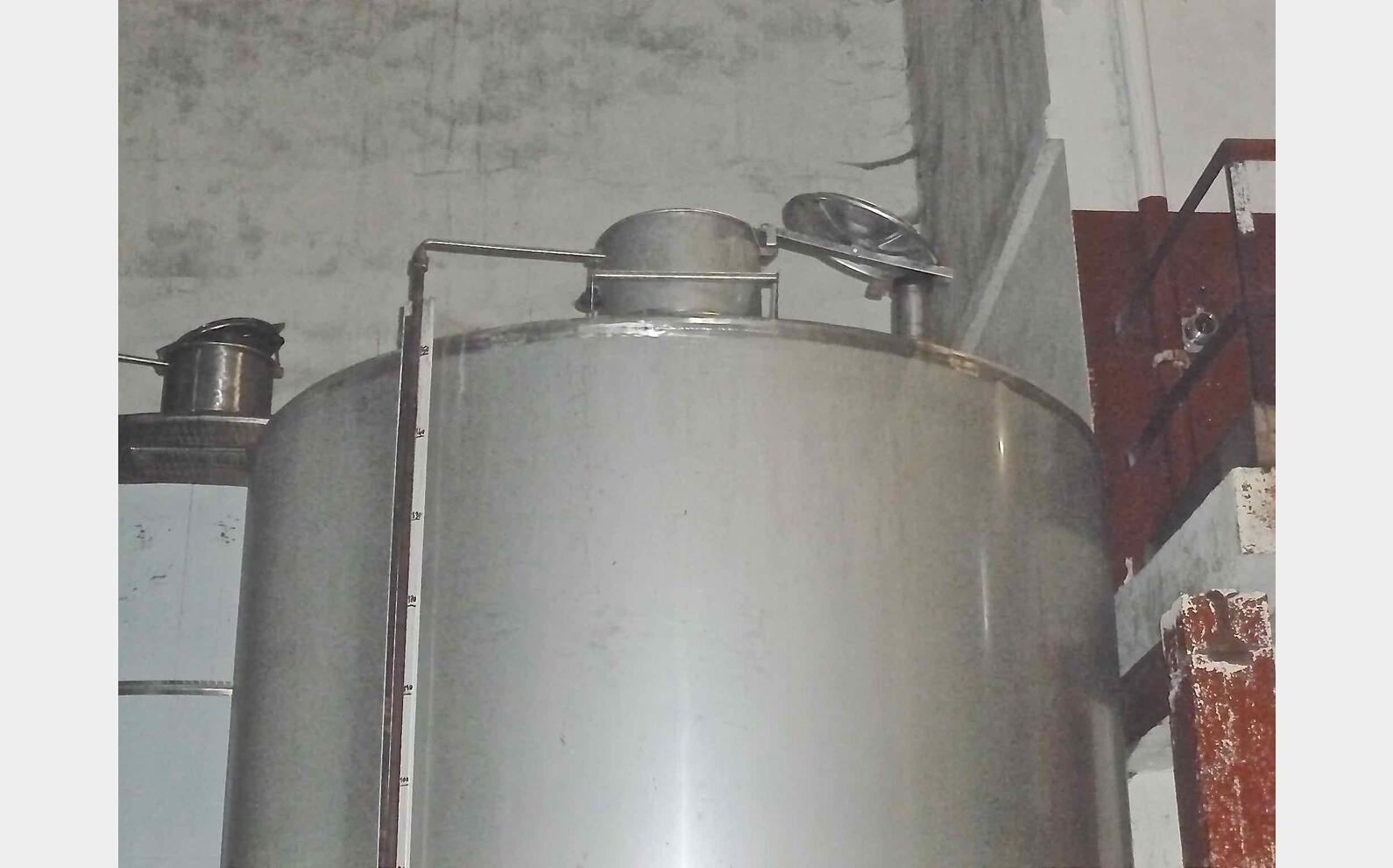 Cuve inox ferm&eacute;e sur pieds