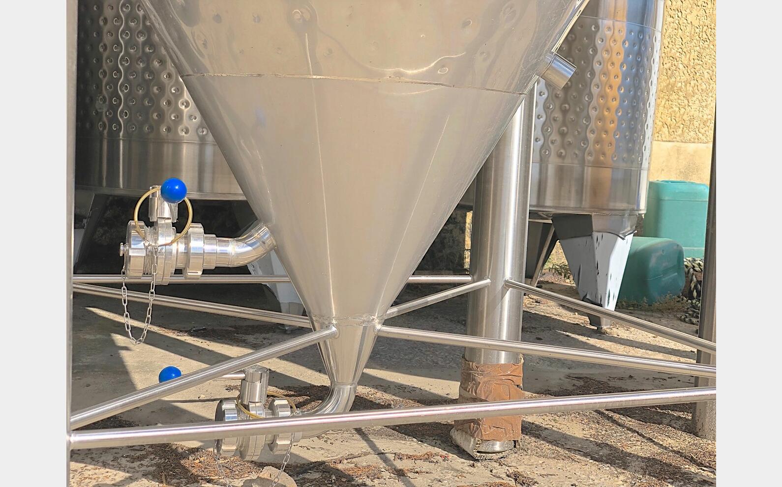 Cuve ferm&eacute;e sur pieds cylindro conique MATERIEL NEUF