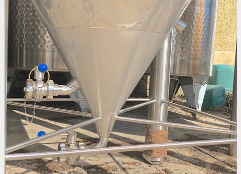Cuve ferm&eacute;e sur pieds cylindro conique MATERIEL NEUF