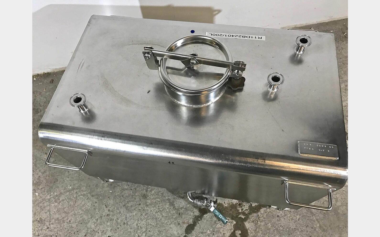 Cuve inox de stockage parall&eacute;l&eacute;pip&egrave;dique