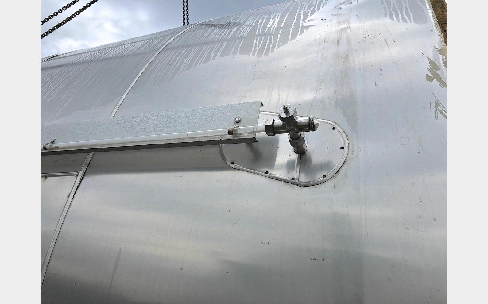 Cuve inox 304 ferm&eacute;e isol&eacute;e