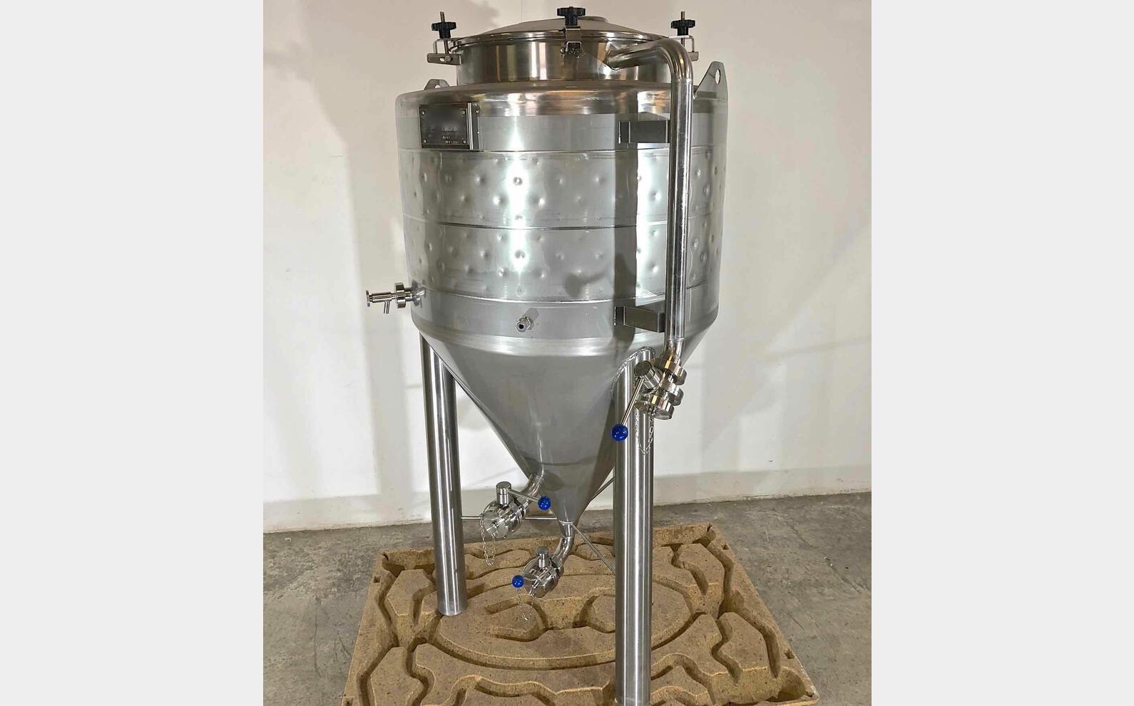 Closed tank on cylindrical conical feet 3.2 HL (320 liters) ARSILAC