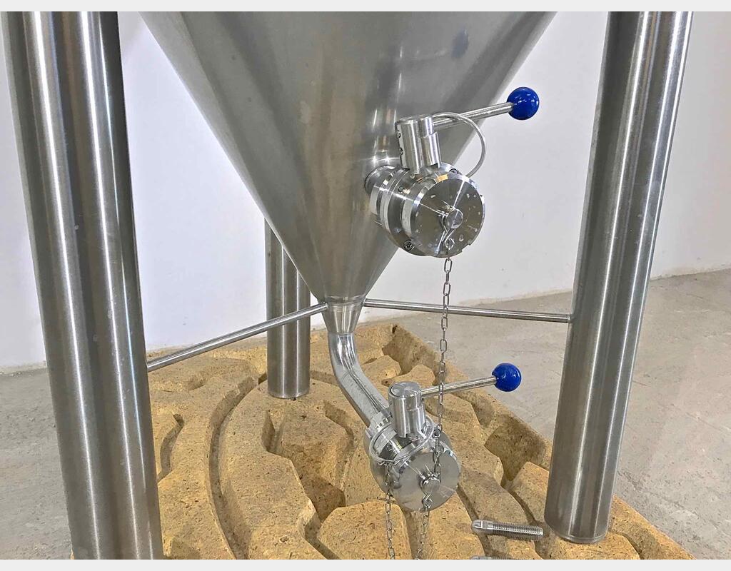 304 stainless steel tank - Closed - On feet - Cylindrical-conical