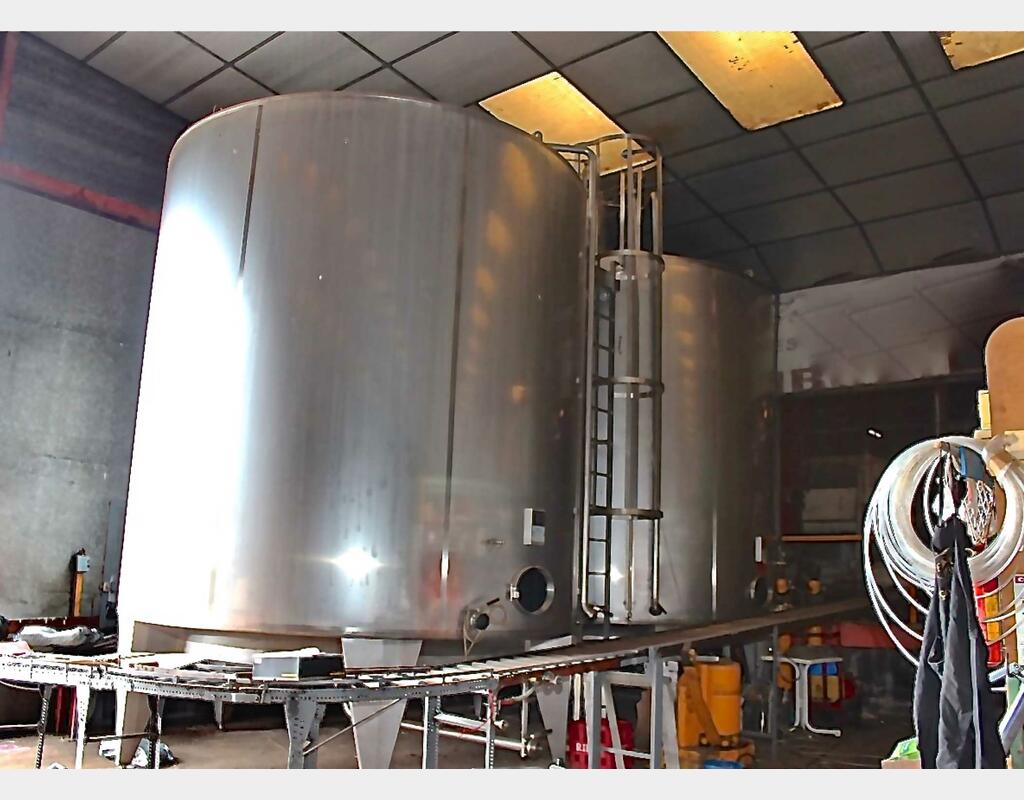 Cuve inox 316L ferm&eacute;e sur pieds Marque ETA