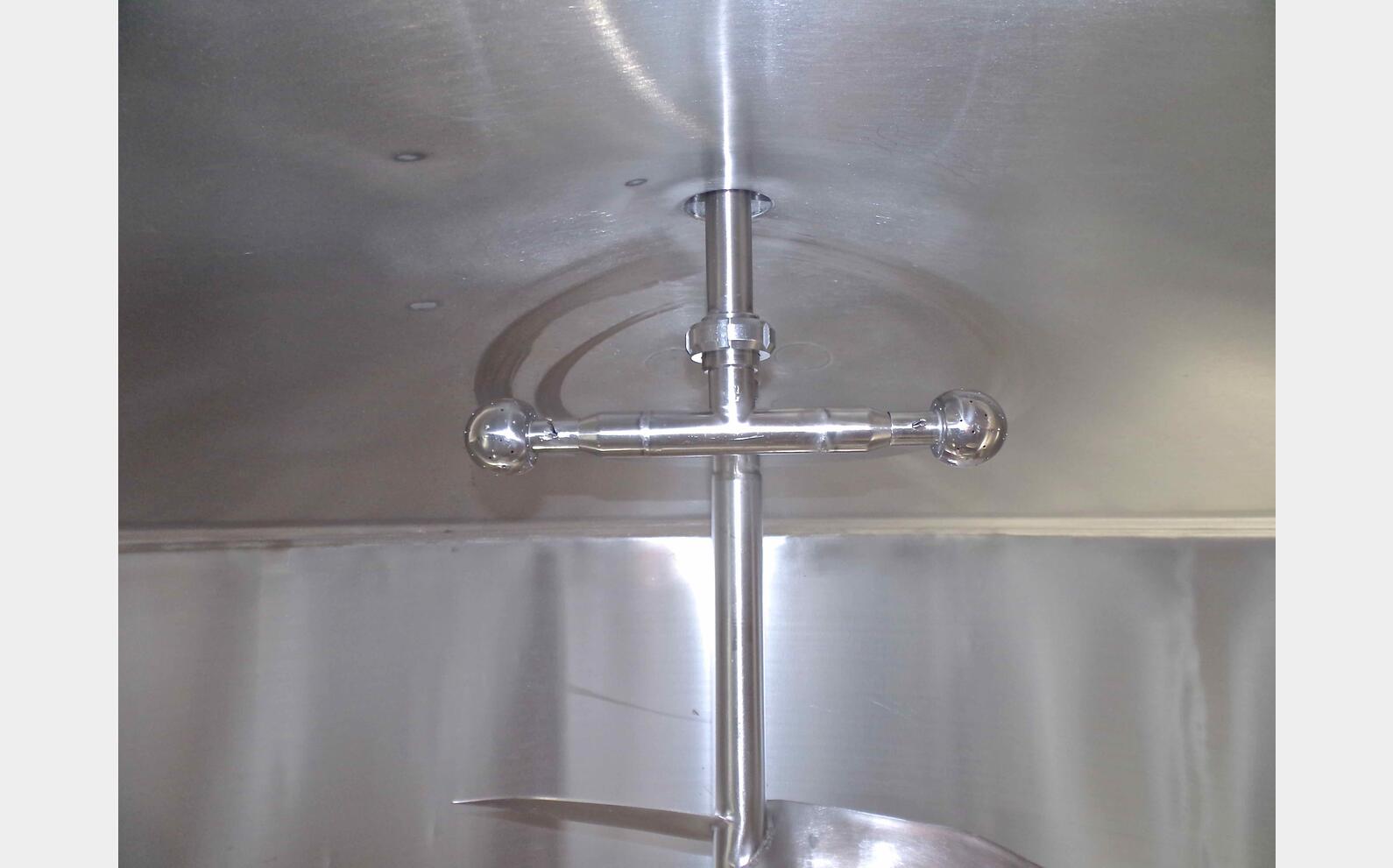 Cuve isol&eacute;e, agit&eacute;e avec circuit INOX 304L