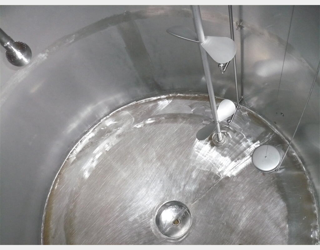 cuve de mélange INOX 304 de 22 m3  - cylindrique verticale sur pieds