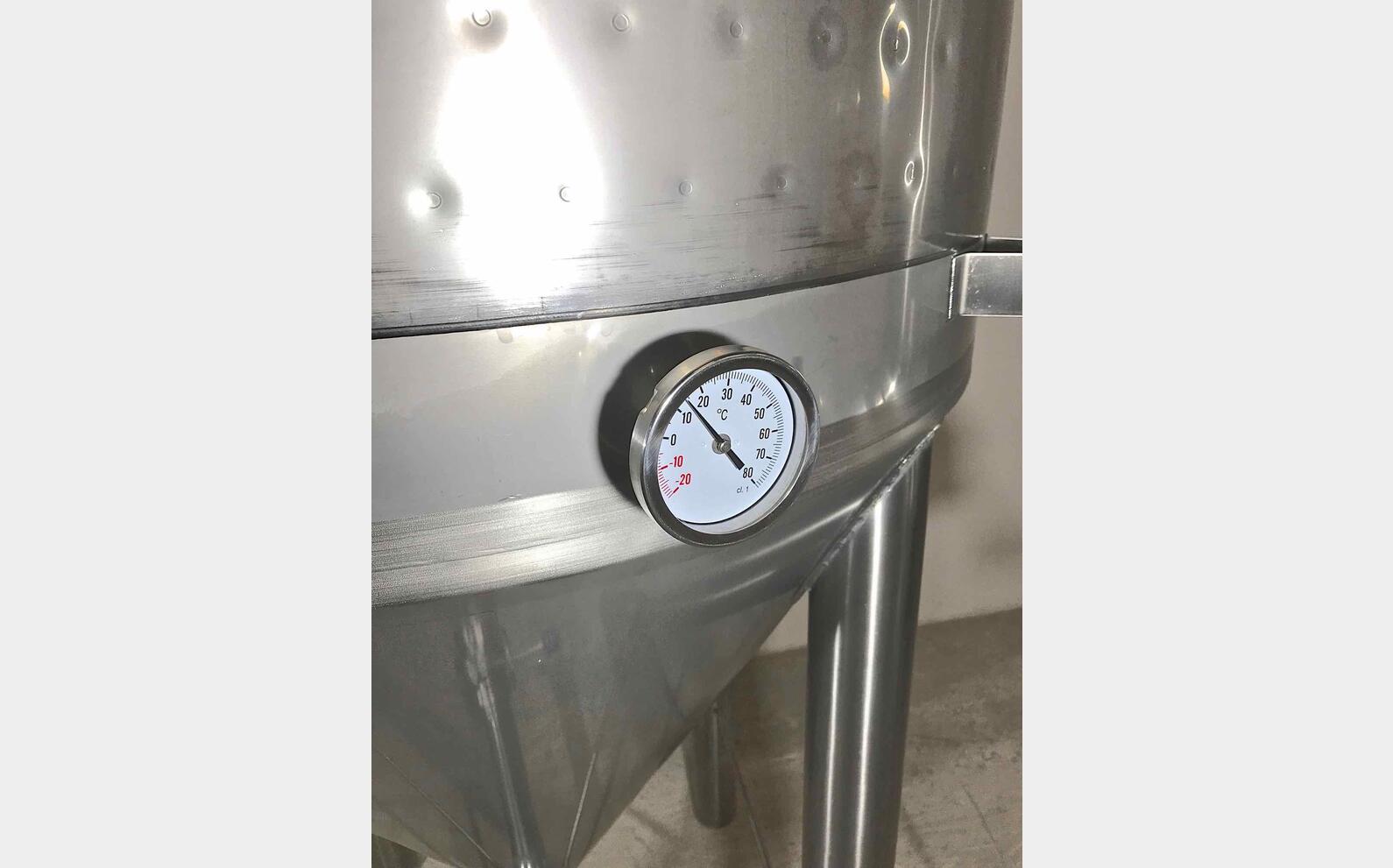 Cuve ferm&eacute;e sur pieds cylindro conique MATERIEL NEUF