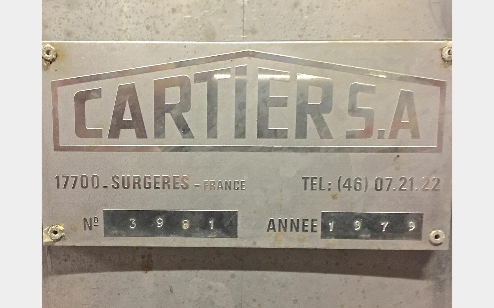 Cuve inox ferm&eacute;e sur pieds