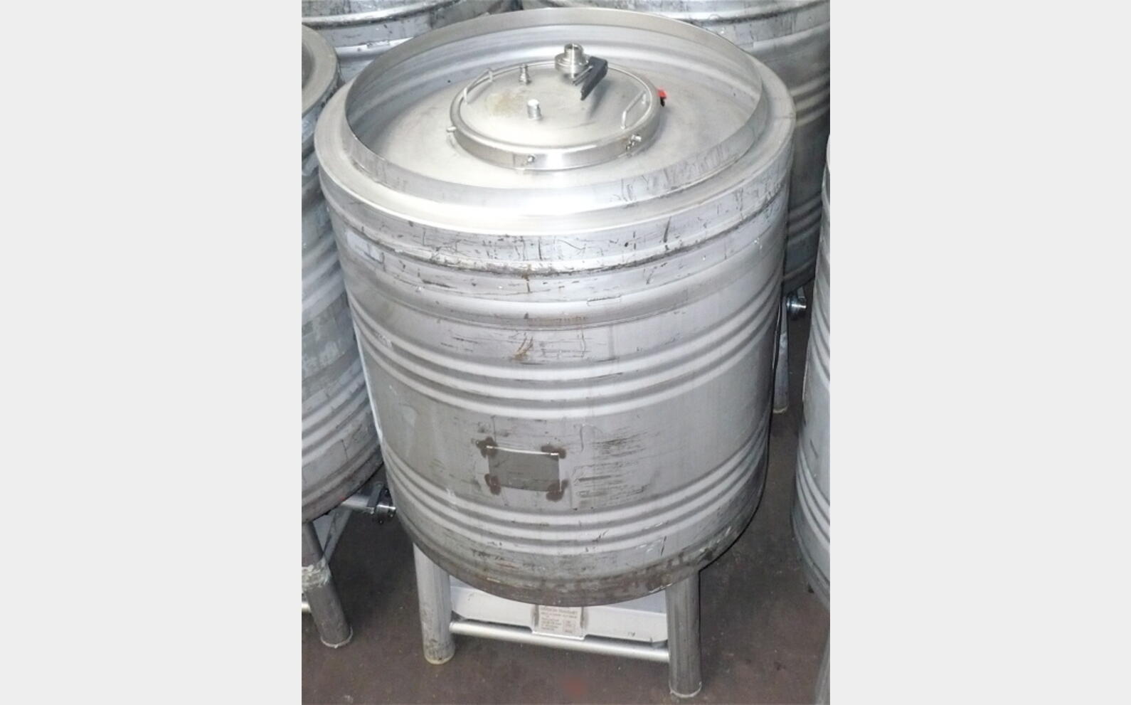 conteneur INOX 304 L Provenance : agroalimentaire Volume : 800 litres