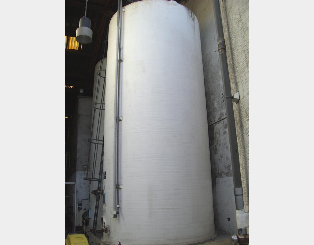 Cuve de stockage en polyester de 800hls - Cylindrique verticale fond plat .
