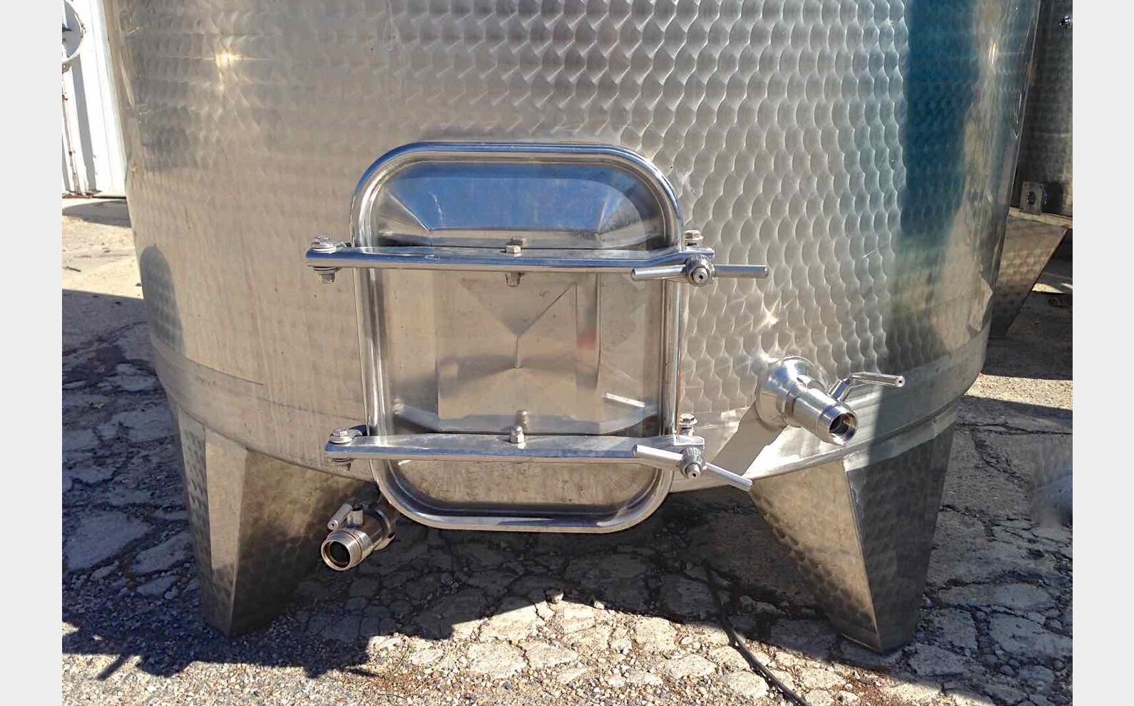 Cuve inox ferm&eacute;e sur pieds