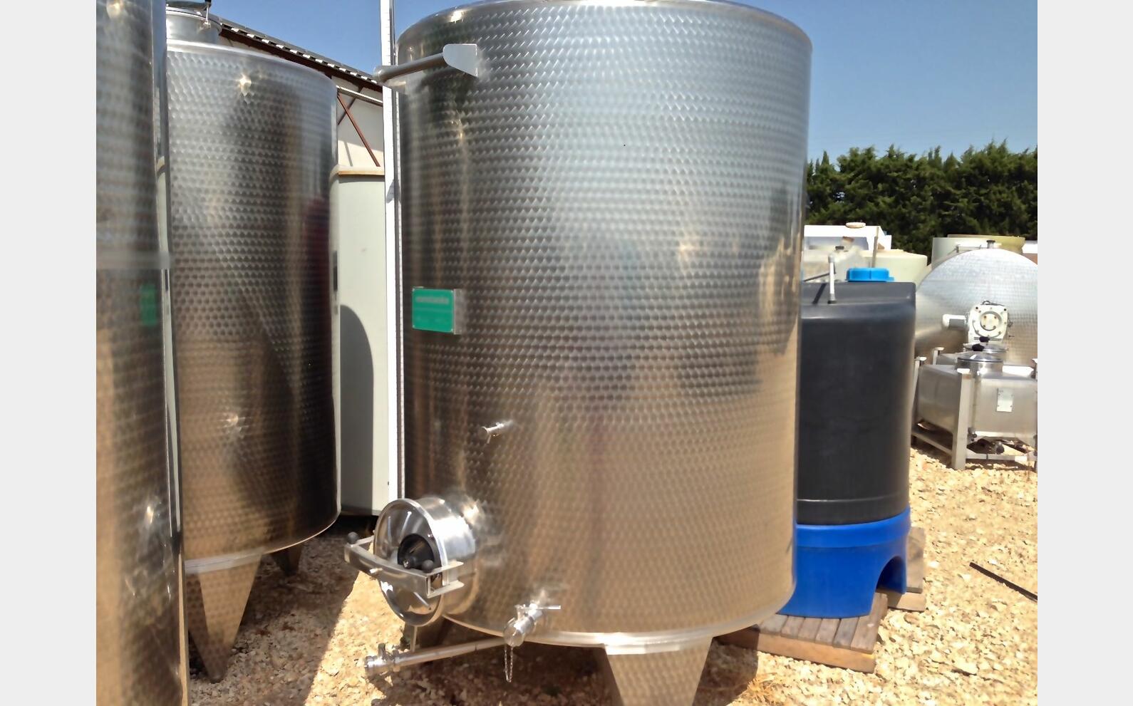 cuve INOX ferm&eacute;e sur pieds de 4300 litres MATERIEL NEUF