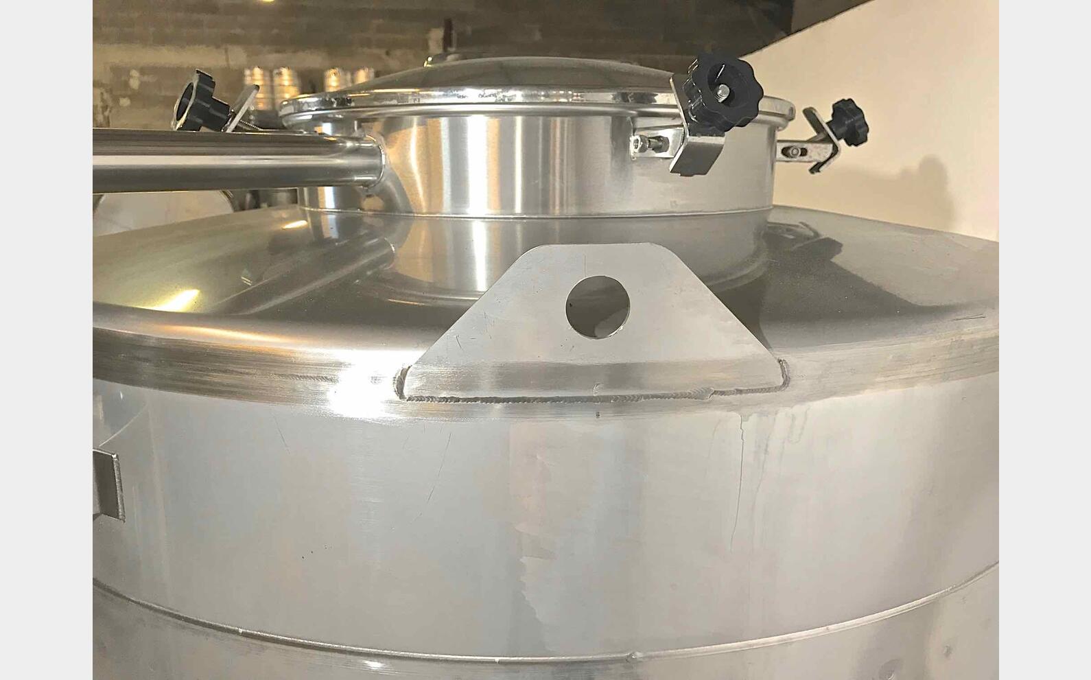 Cuve ferm&eacute;e sur pieds cylindro conique MATERIEL NEUF