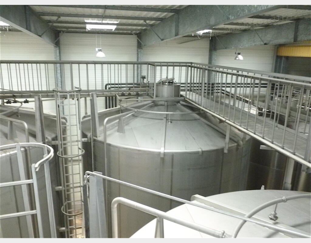 Cuve INOX 316L sur socle - Volume : 2200 hecto (220000 litres)