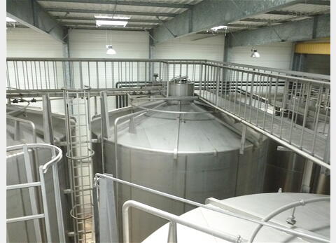 Cuve INOX 316L sur socle - Volume : 2200 hecto (220000 litres)
