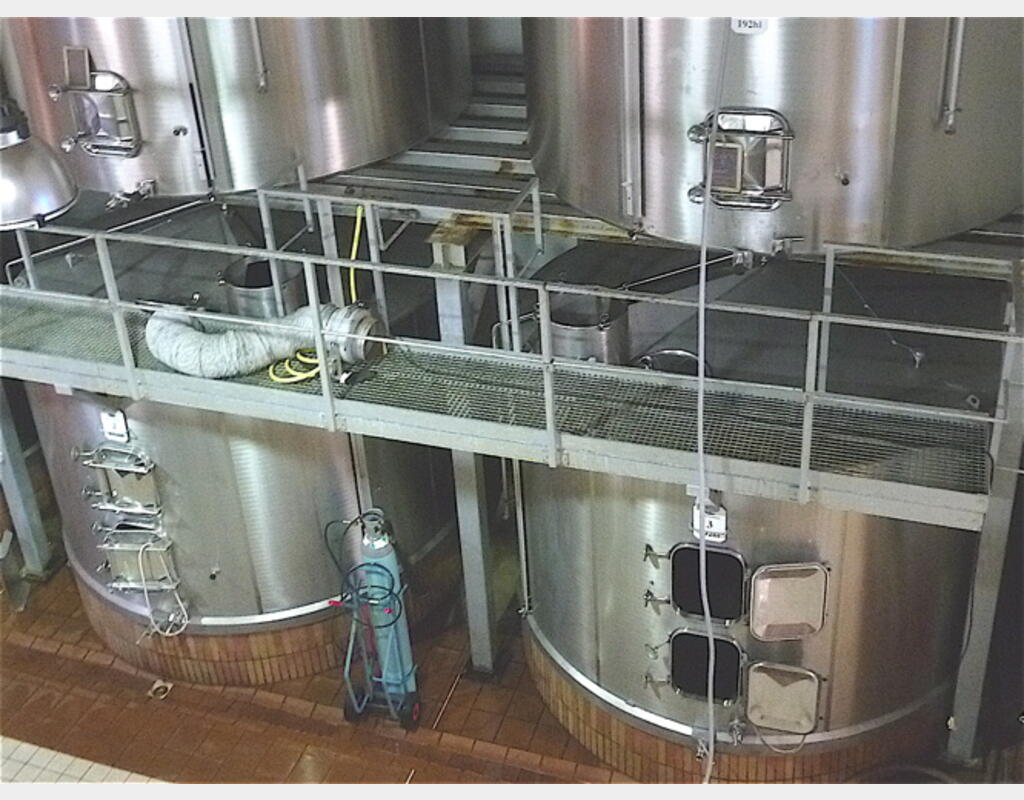 Cuve de stockage INOX - Fond plat incliné sur massif béton