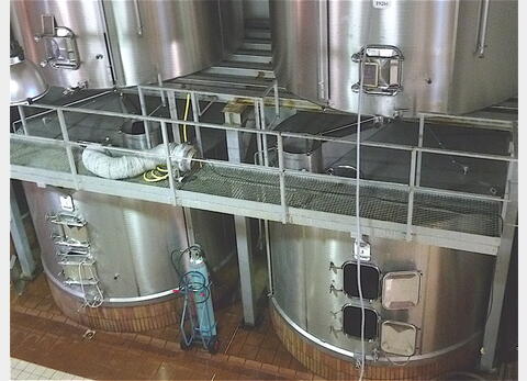 Cuve de stockage INOX - Fond plat incliné sur massif béton
