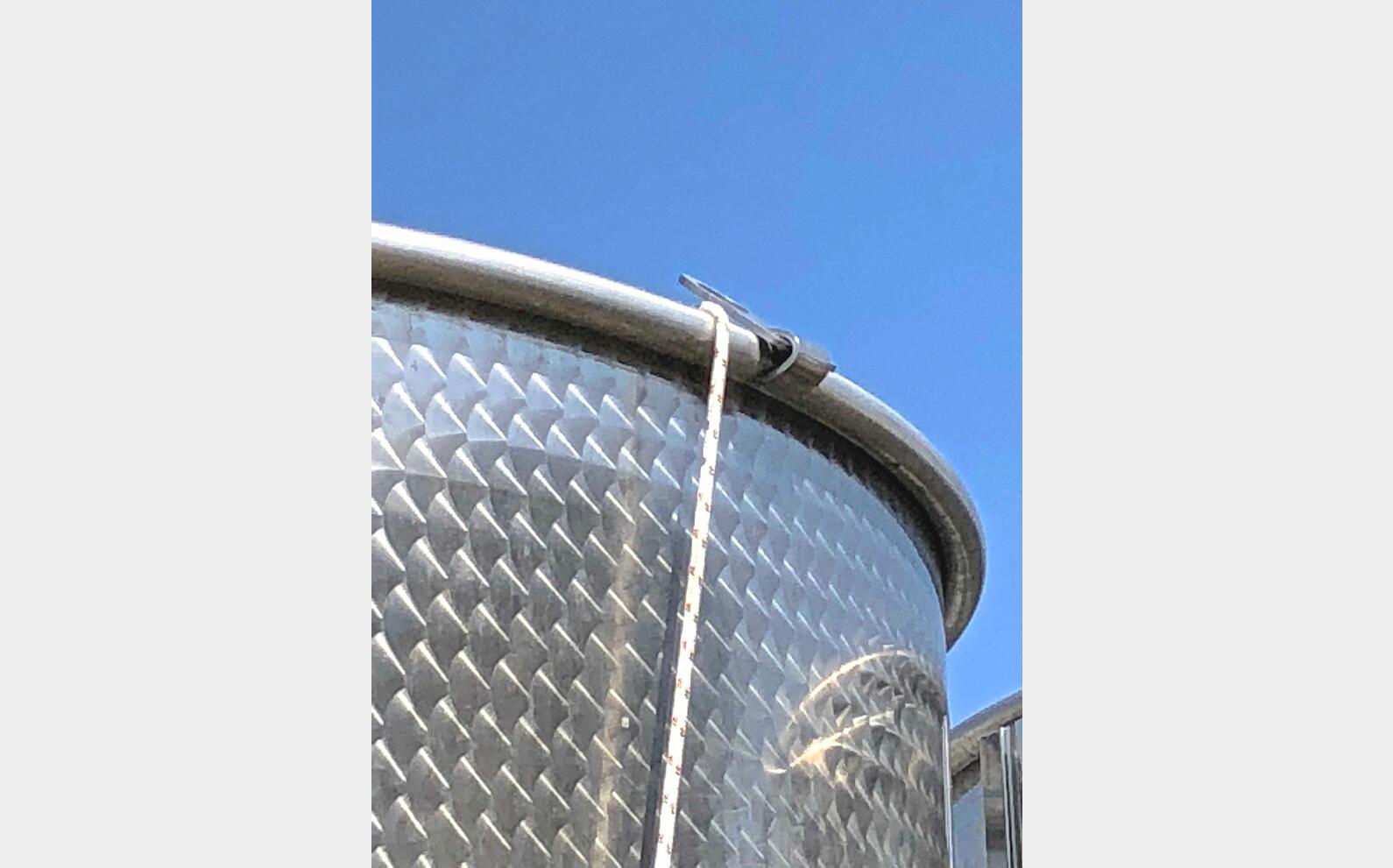 Cuve INOX &agrave; chapeau flottant 50 hls. Fond conique sur pieds