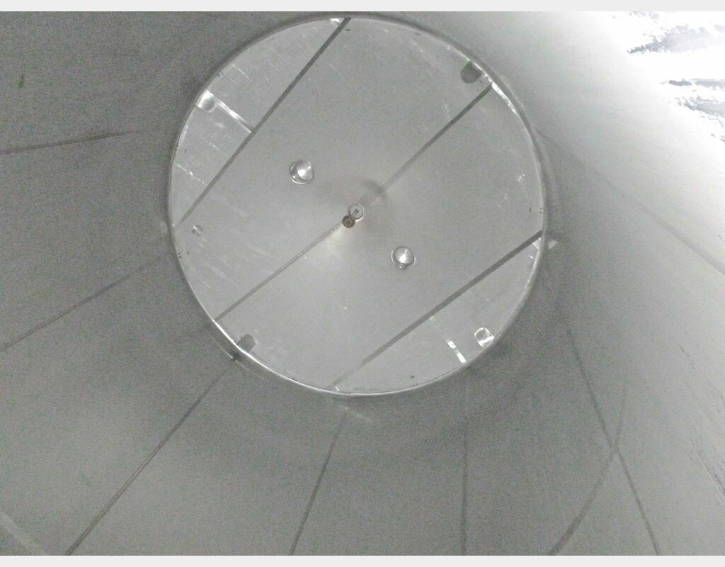 Cuve inox cylindrique verticale agitée - isolée sur jupe capacité 1000 hls