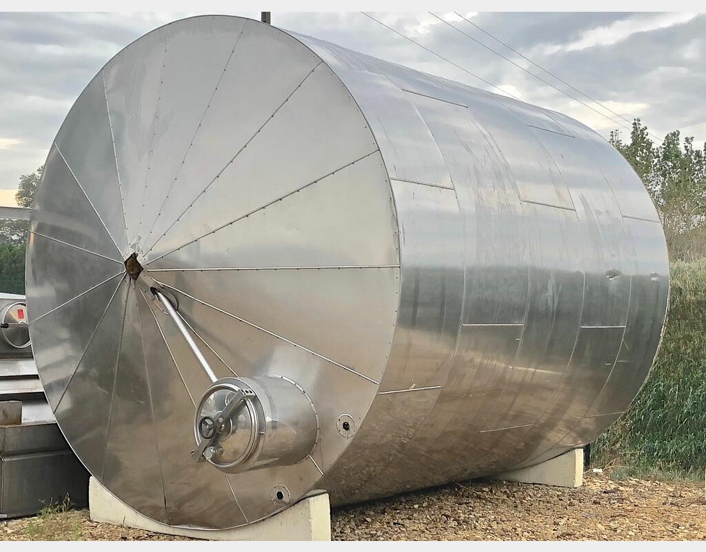 Cuve inox 304 ferm&eacute;e isol&eacute;e