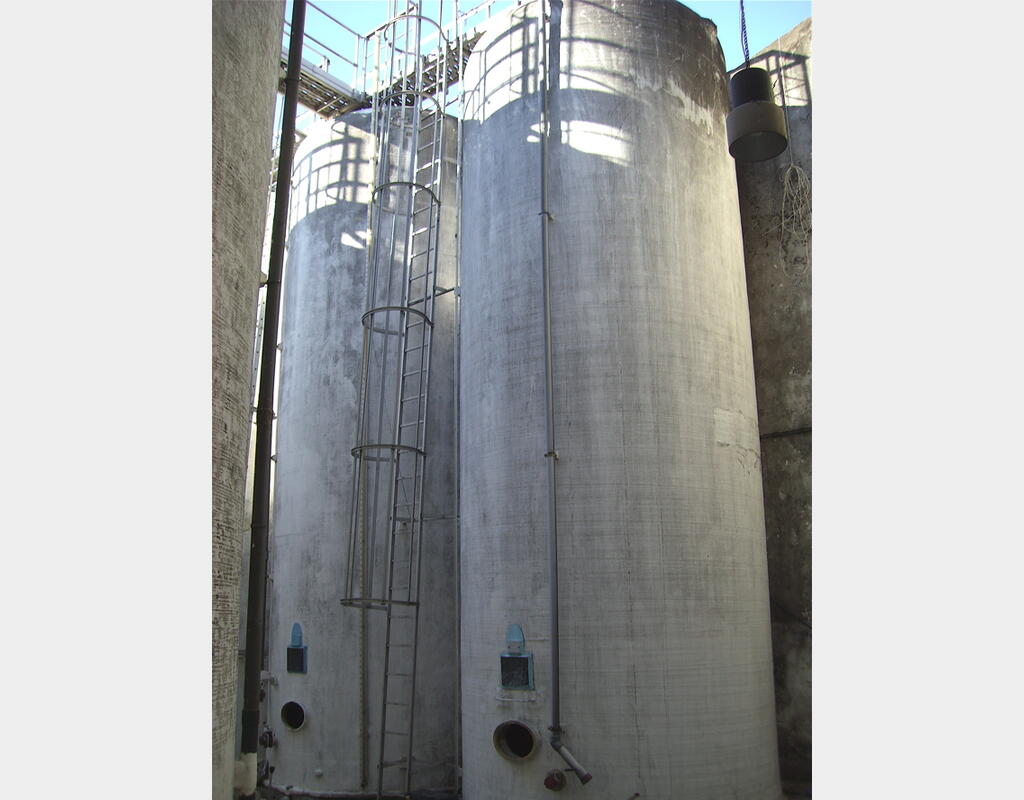 Cuve de stockage en polyester de 695 hls - Cylindrique verticale fond plat .