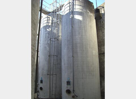 Cuve de stockage en polyester de 695 hls - Cylindrique verticale fond plat .