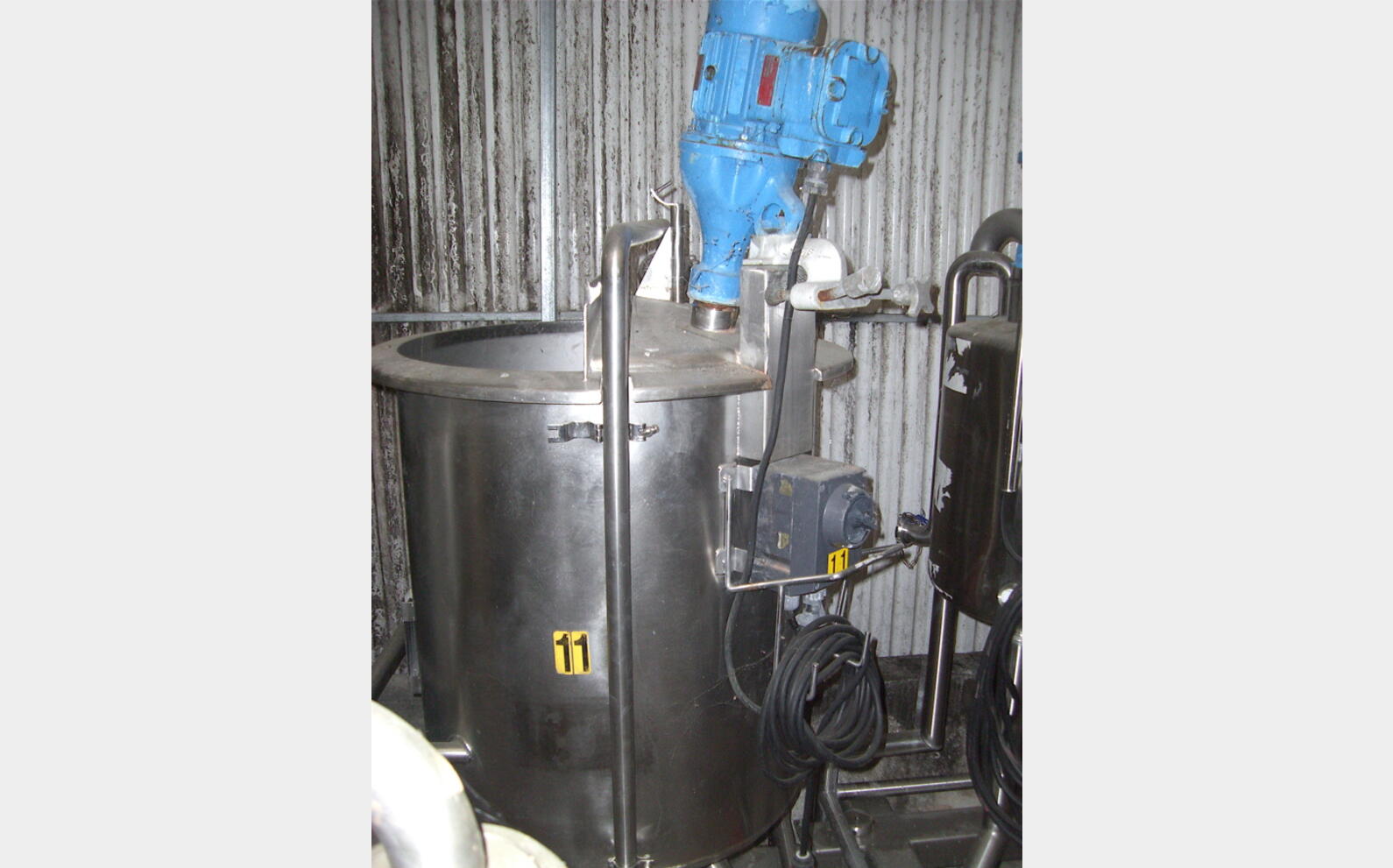 1 cuve inox 316L agit&eacute;e de 400 litres