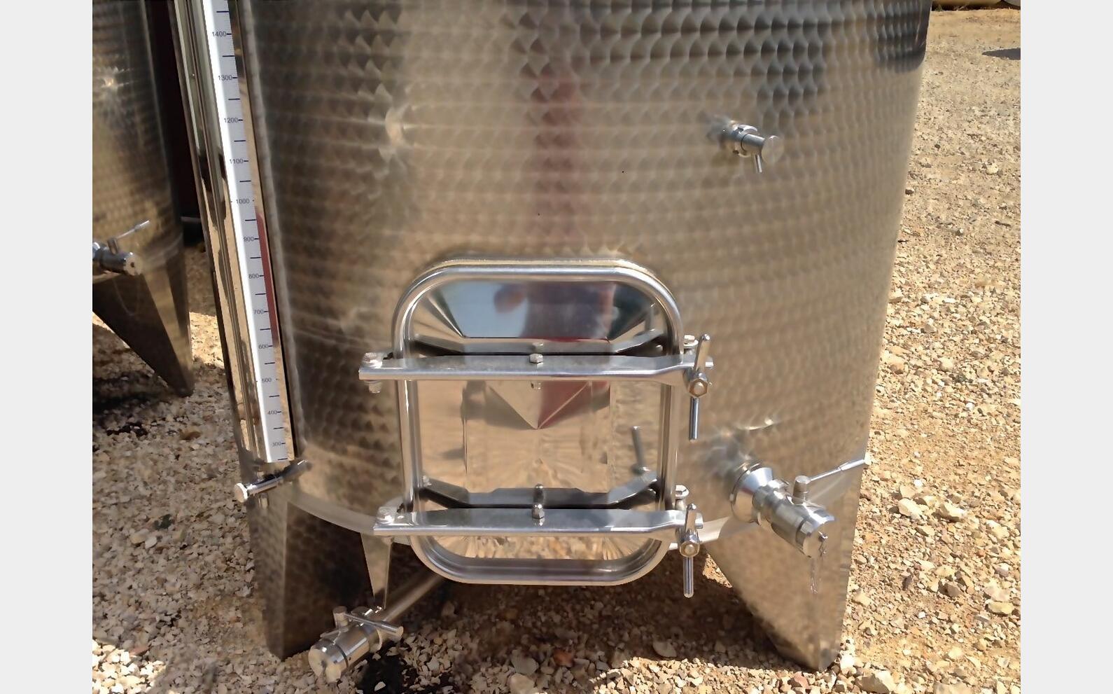 cuve INOX ferm&eacute;e sur pieds de 4200 litres MATERIEL NEUF