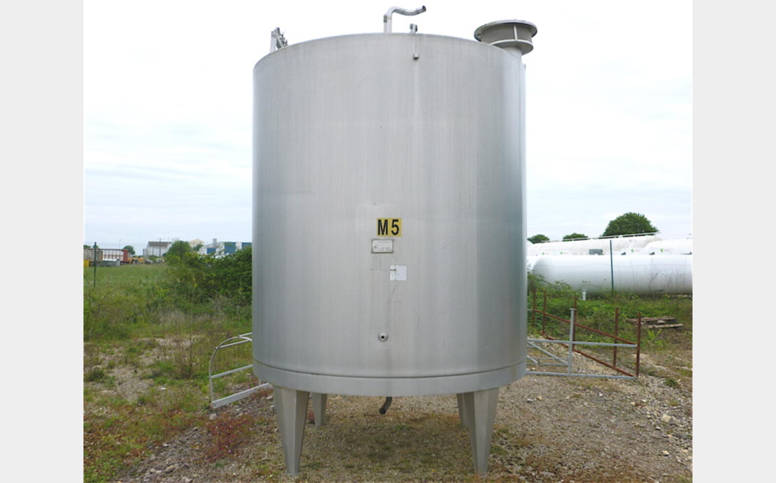 Cuve INOX agit&eacute;e Volume : 8000 litres