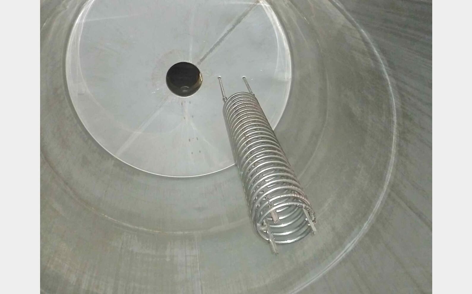 Cuve inox ferm&eacute;e sur pieds