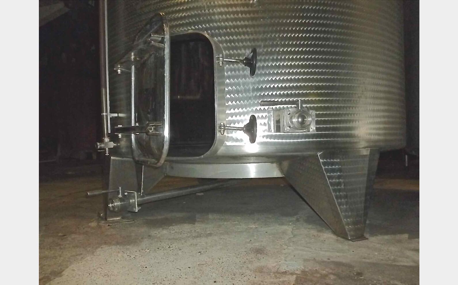 Cuve inox ferm&eacute;e sur pieds