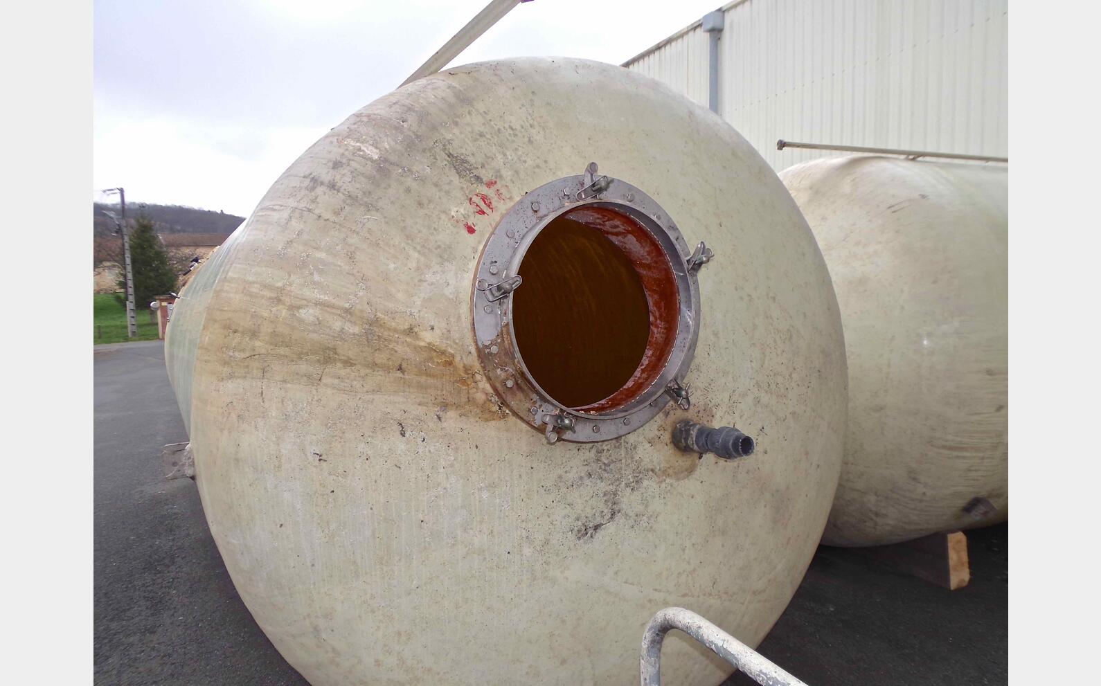 Cuve fibre fond plat sur radier Volume : 25 000 litres (250 hls)
