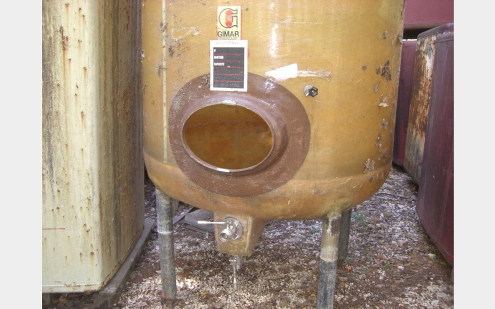 Cuve polyester verticale de 40 hls.