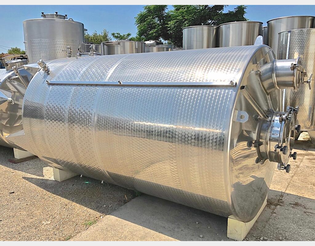 Cuve fermée sur pieds en INOX 304 - Volume : 8000 LITRES